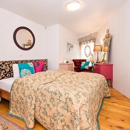 Apartamento Historical Two-bedroom With Sauna, Jacuzzi And Fireplace